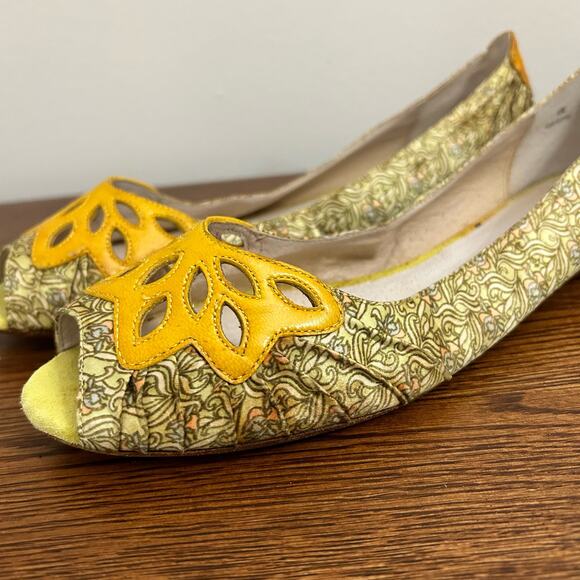 Shoes for Lovely People Yellow Floral Leather Canvas Peep Toe Flats Size 10 - Picture 4 of 10